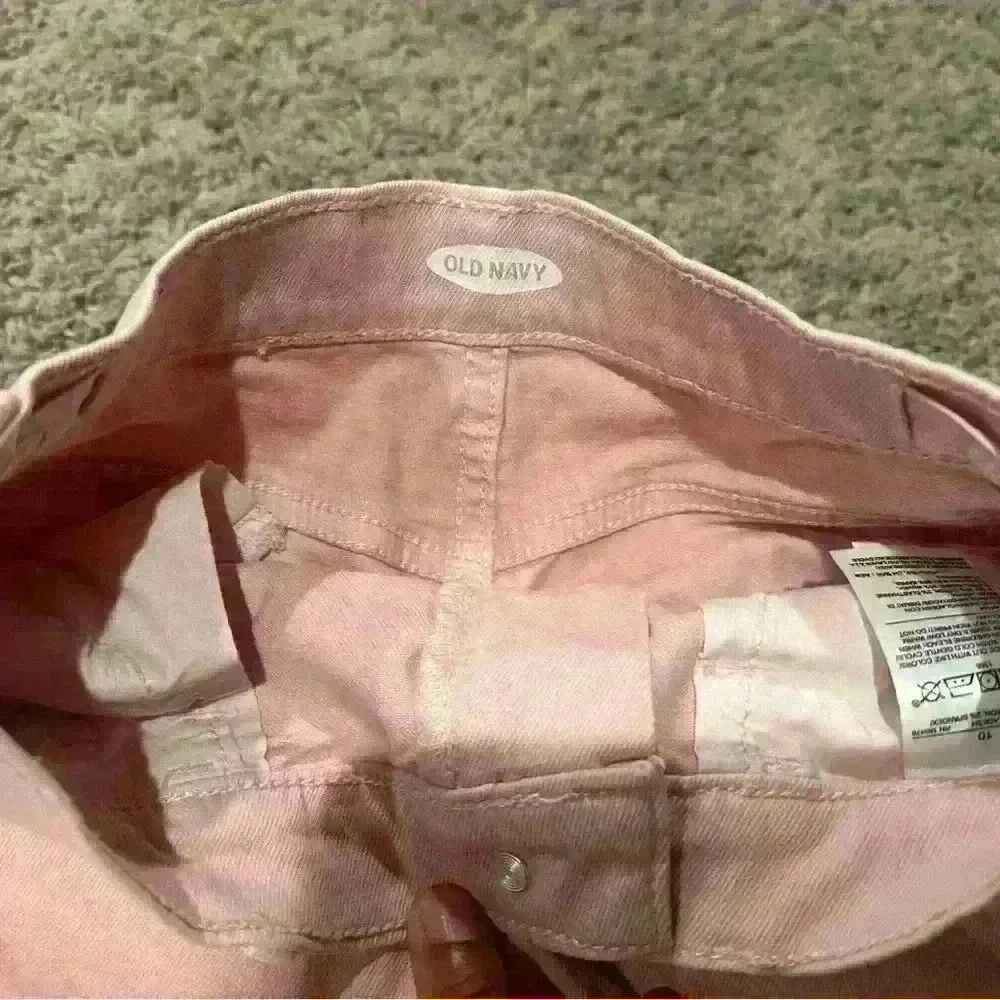 Girls Old Navy pink shorts.
